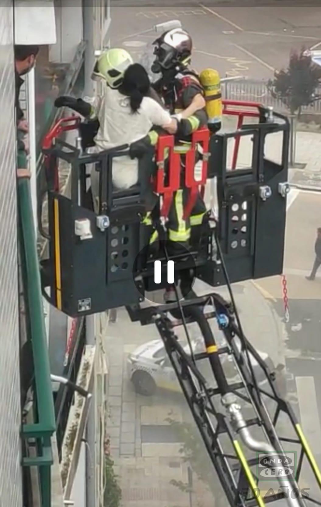 UNA VELA ENCENDIDA FUE LA CAUSA DEL INCENDIO DEL 5º PISO EN JUAN DE LA COSA