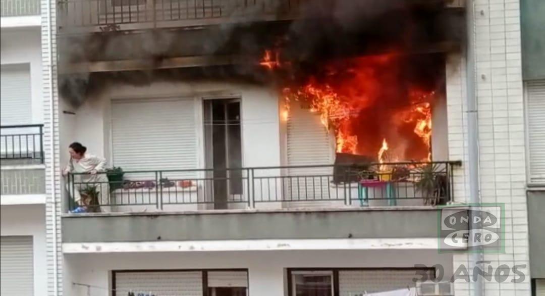 UNA VELA ENCENDIDA FUE LA CAUSA DEL INCENDIO DEL 5º PISO EN JUAN DE LA COSA