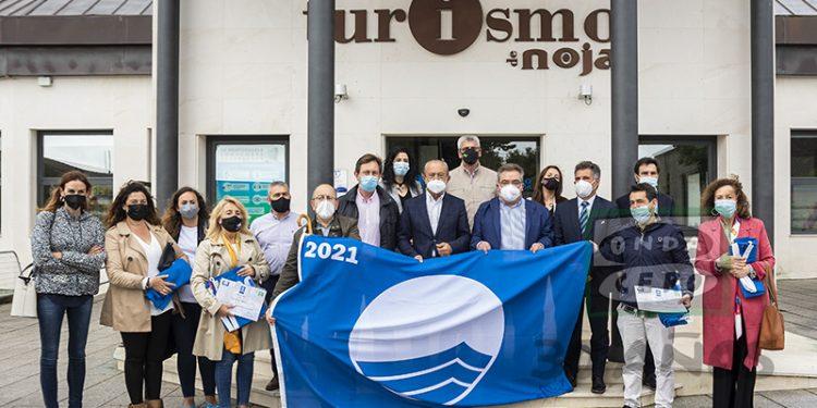 Castro Urdiales recibe las dos banderas azules que ondearán en Ostende y Oriñón