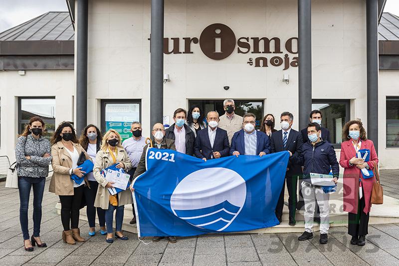 Castro Urdiales recibe las dos banderas azules que ondearán en Ostende y Oriñón