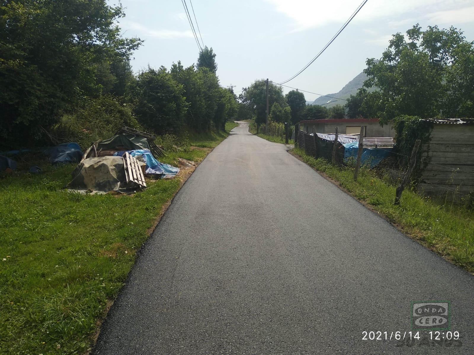 Nuevos asfaltados de caminos y carreteras en Sámano