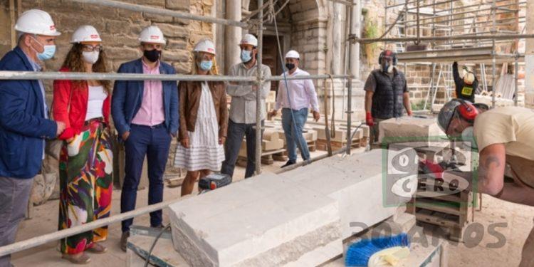Visita de Zuloaga a las obras de Santa María que finalizarán en agosto