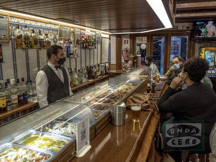 Vuelta a las barras en bares y a la atención presencial en ambulatorios