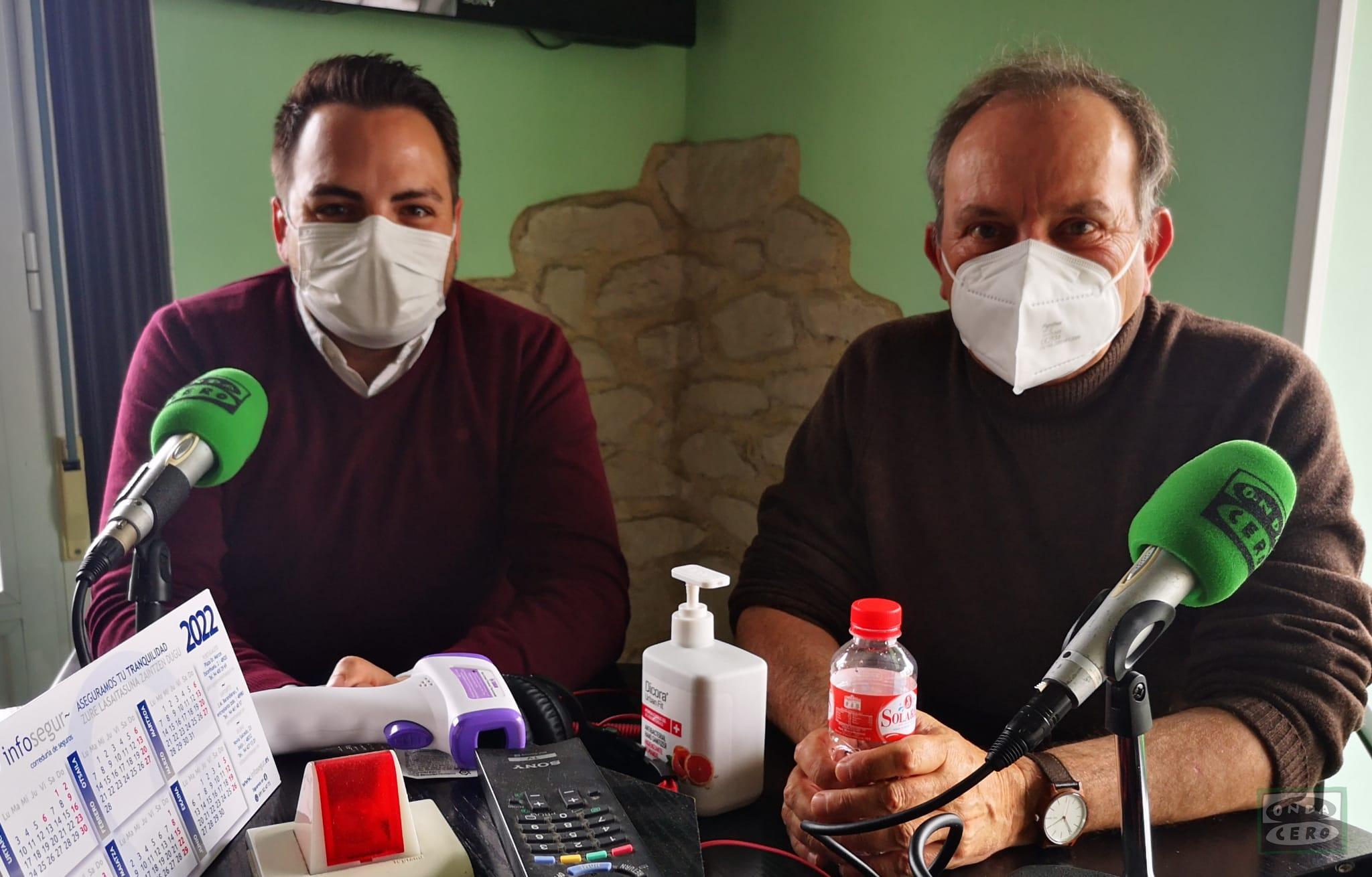 Debate de los diputados regionales Javier García Oliva y Álvaro Aguirre sobre el Centro de salud y el teatro y el problema del transporte público Castro-Santander c