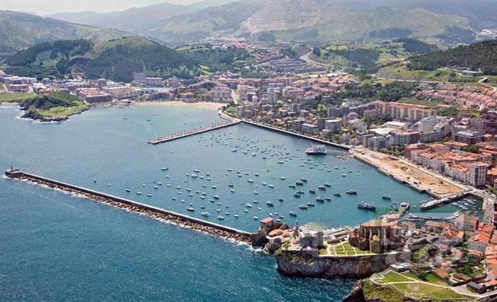 Podemos e IU piden la cesión de viviendas de la Sareb para alquiler social en Castro Urdiales