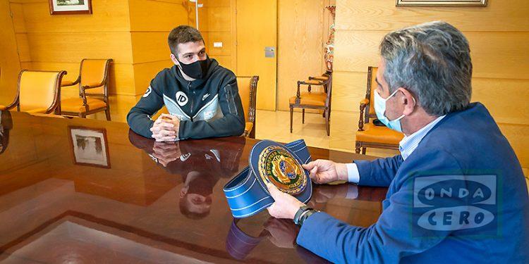 Revilla recibe al boxeador castreño Jon Míguez, flamante campeón de la Unión Europea del peso wélter