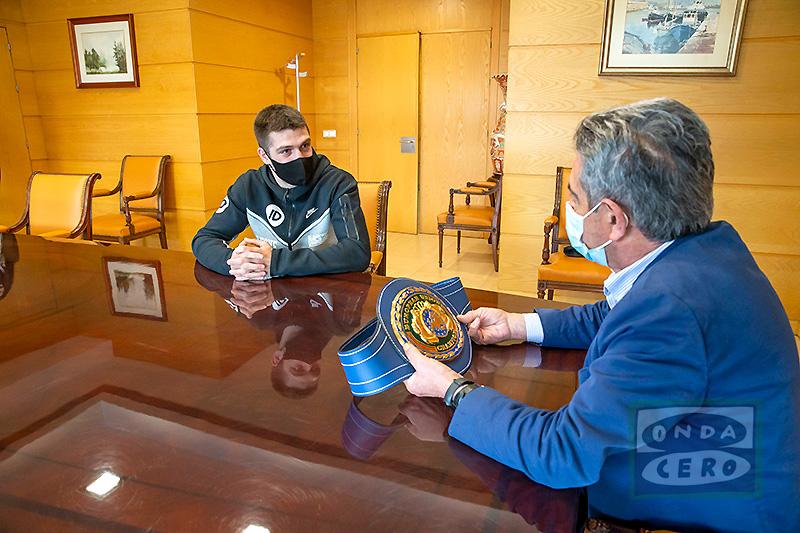 Revilla recibe al boxeador castreño Jon Míguez, flamante campeón de la Unión Europea del peso wélter