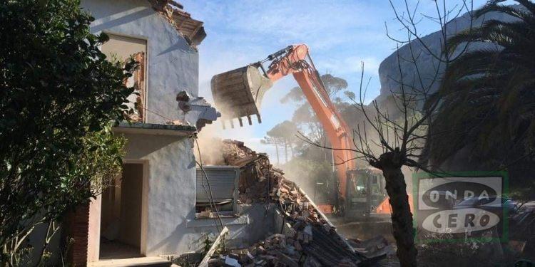 Demolición de dos casas en el sistema dunar de Oriñón