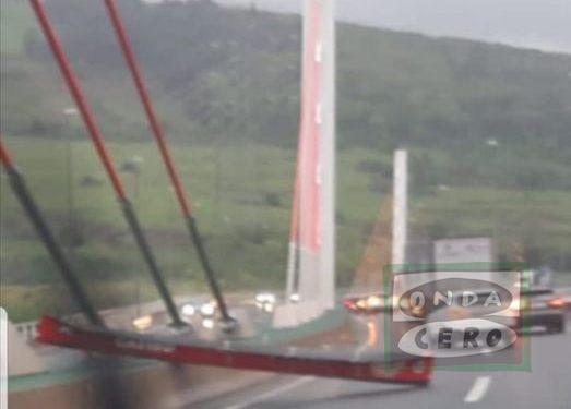 El viento provoca la caída de un batel de La Marinera en la autovía, en el puente de Muskiz