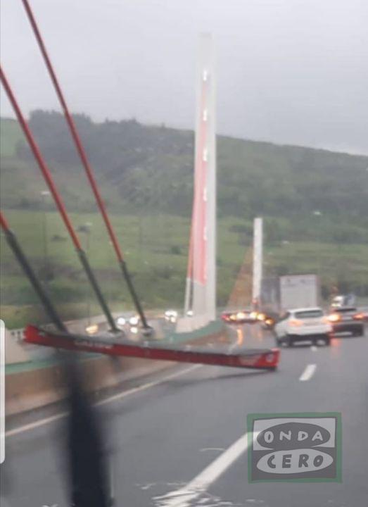 El viento provoca la caída de un batel de La Marinera en la autovía, en el puente de Muskiz