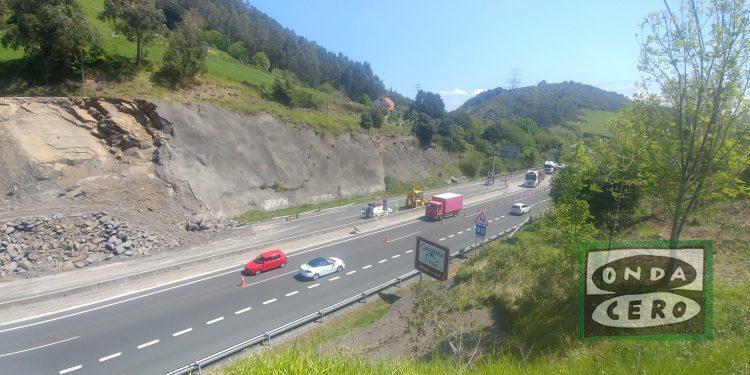 Declaración de emergencia para arreglar el talud desprendido en la autovía en Ontón