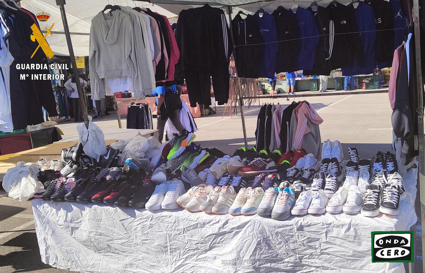 La Guardia Civil interviene más de 400 prendas falsificadas en varios mercadillos, entre ellos en el de Castro