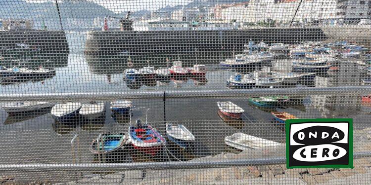 Podemos e IU piden a Puertos que mantenga limpia la bahía castreña incorporando una embarcación para retirar los residuos