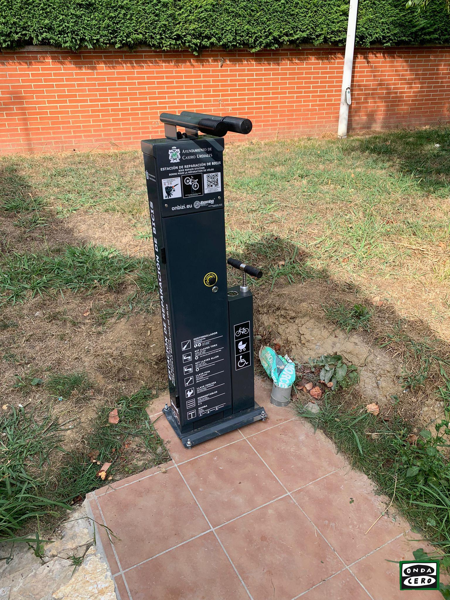 El Ayuntamiento de Castro instala una estación de reparación, hinchado de ruedas y lavado de bicis en el exterior del albergue de peregrinos de Urdiales