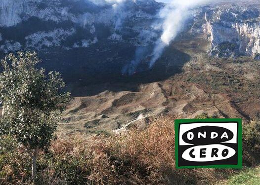 Aún queda un pequeño foco encima de la playa de Sonabia del incendio de Oriñón