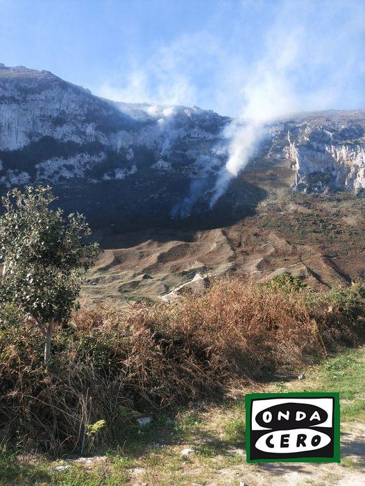 Aún queda un pequeño foco encima de la playa de Sonabia del incendio de Oriñón