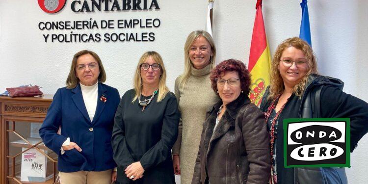 Adicas presenta a la consejera de Políticas sociales el juego ‘MeMuevo’ como herramienta de sensibilización