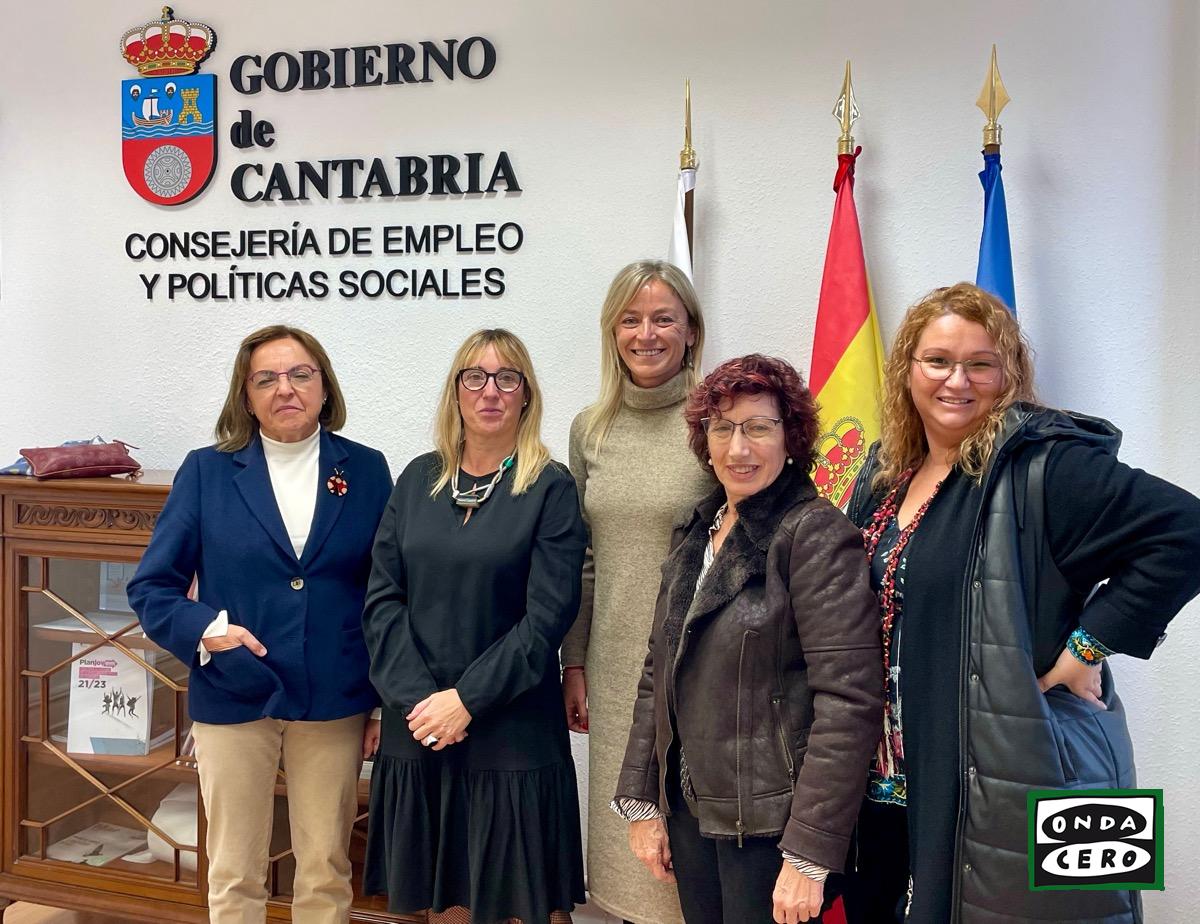 Adicas presenta a la consejera de Políticas sociales el juego ‘MeMuevo’ como herramienta de sensibilización