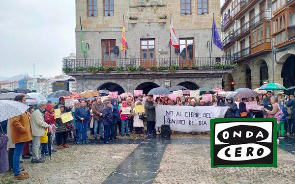 Decenas de vecinos apoyan la petición de mantener abierto del Centro de día de Castro hasta el inicio de las obras