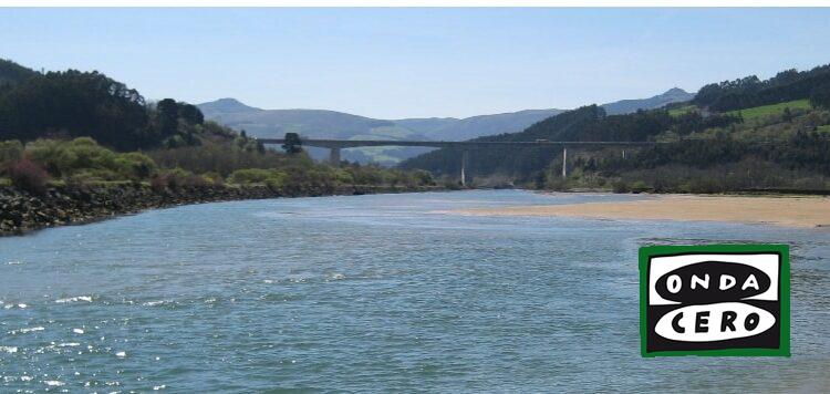 Coloración de la ría de Oriñón por el vertido de fluoresceína para estudiar alternativas frente a inundaciones