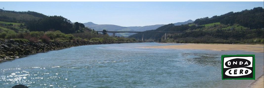 Coloración de la ría de Oriñón por el vertido de fluoresceína para estudiar alternativas frente a inundaciones
