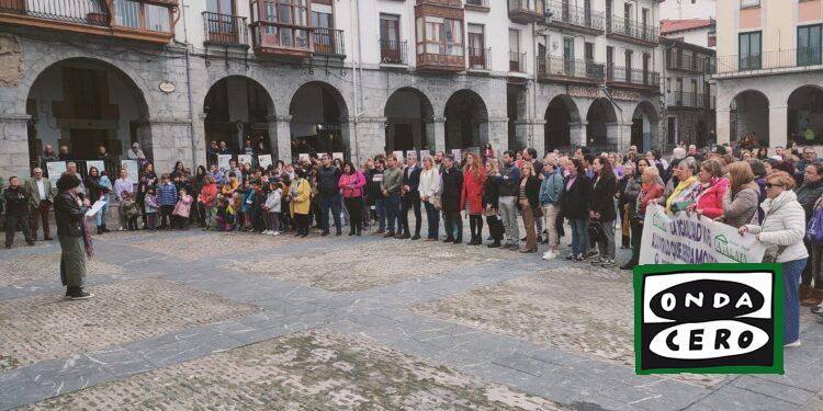 Concentración 8M en la plaza del Ayuntamiento de Castro para pedir una igualdad real y efectiva