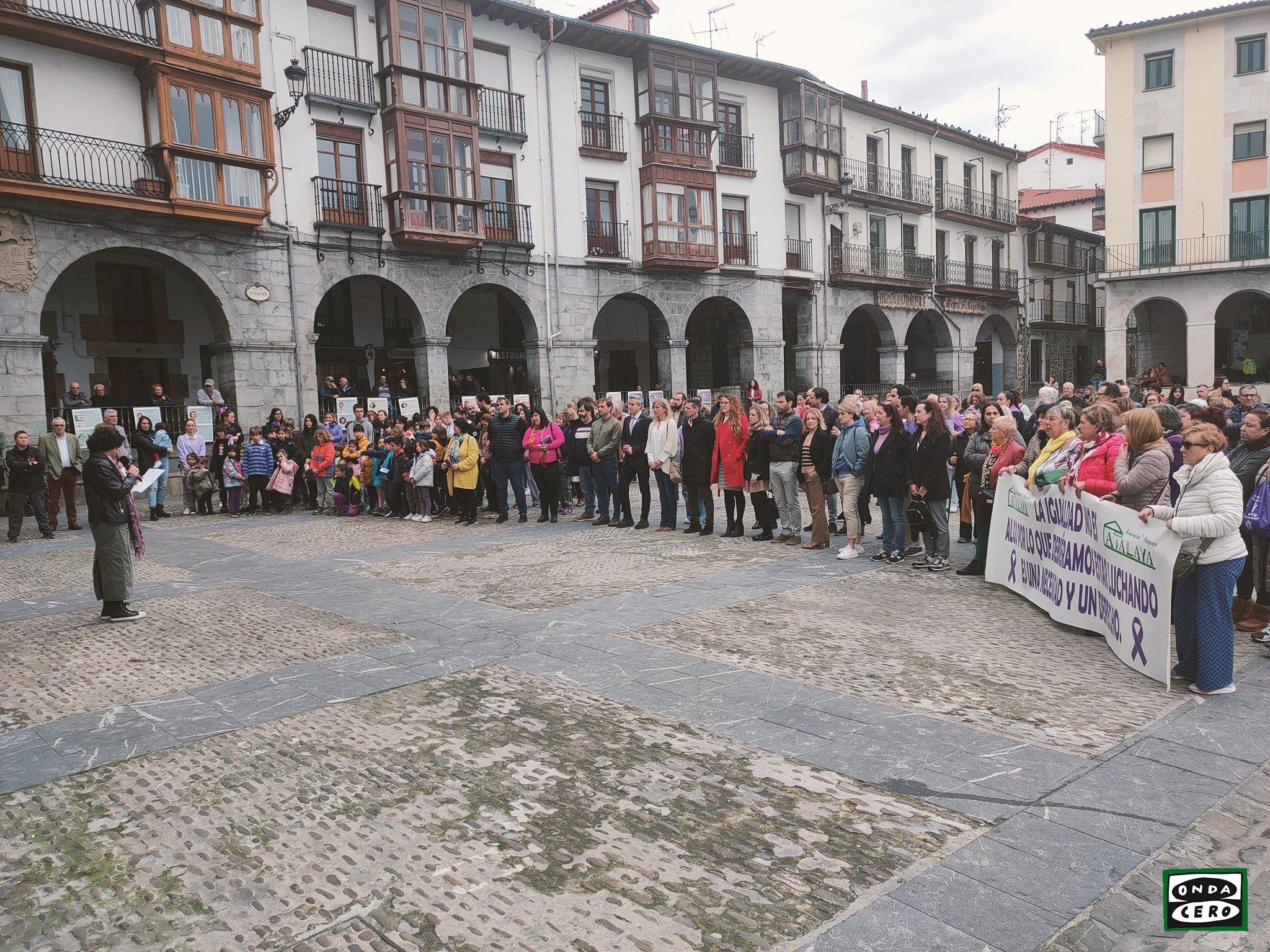 Concentración 8M en la plaza del Ayuntamiento de Castro para pedir una igualdad real y efectiva