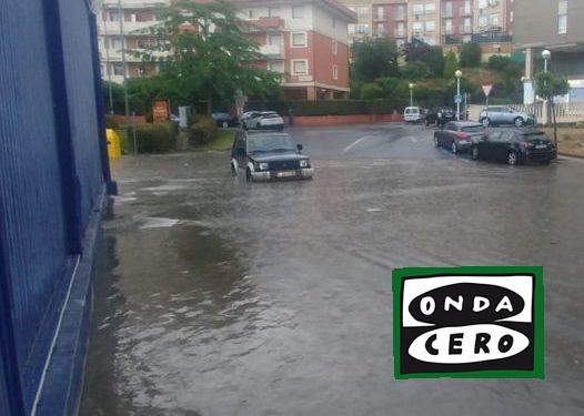 El intenso aguacero de ayer volvió a anegar los puntos habituales de Castro Urdiales