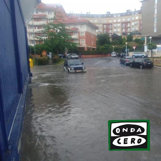 El intenso aguacero de ayer volvió a anegar los puntos habituales de Castro Urdiales
