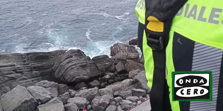Trasladado a Valdecilla un hombre que cayó en su coche por los acantilados de Urdiales