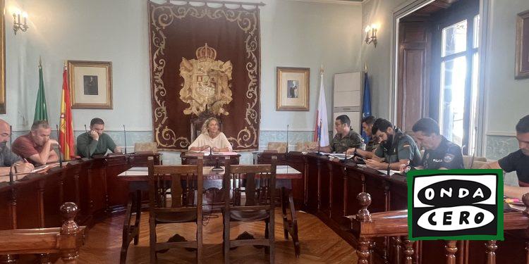 Reunión entre la alcaldesa y efectivos del ejército para la retirada de los pontones varados en la costa castreña hace dos años