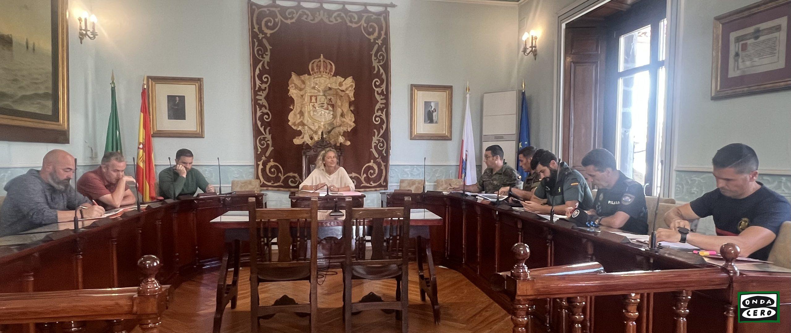 Reunión entre la alcaldesa y efectivos del ejército para la retirada de los pontones varados en la costa castreña hace dos años