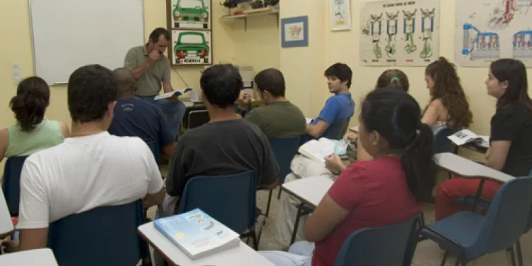 El Gobierno de Cantabria ofrece 200 euros de ayuda para facilitar la obtención del carnet de conducir a los jóvenes de 16 a 30 años   