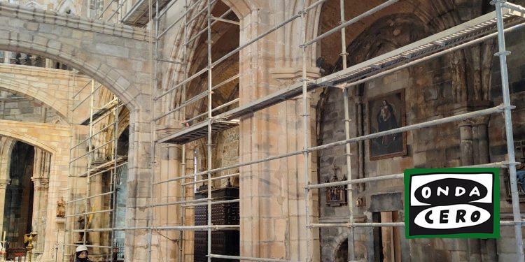 Pablo Zuloaga muestra su preocupación por el precario estado de las vidrieras de Santa María de Castro