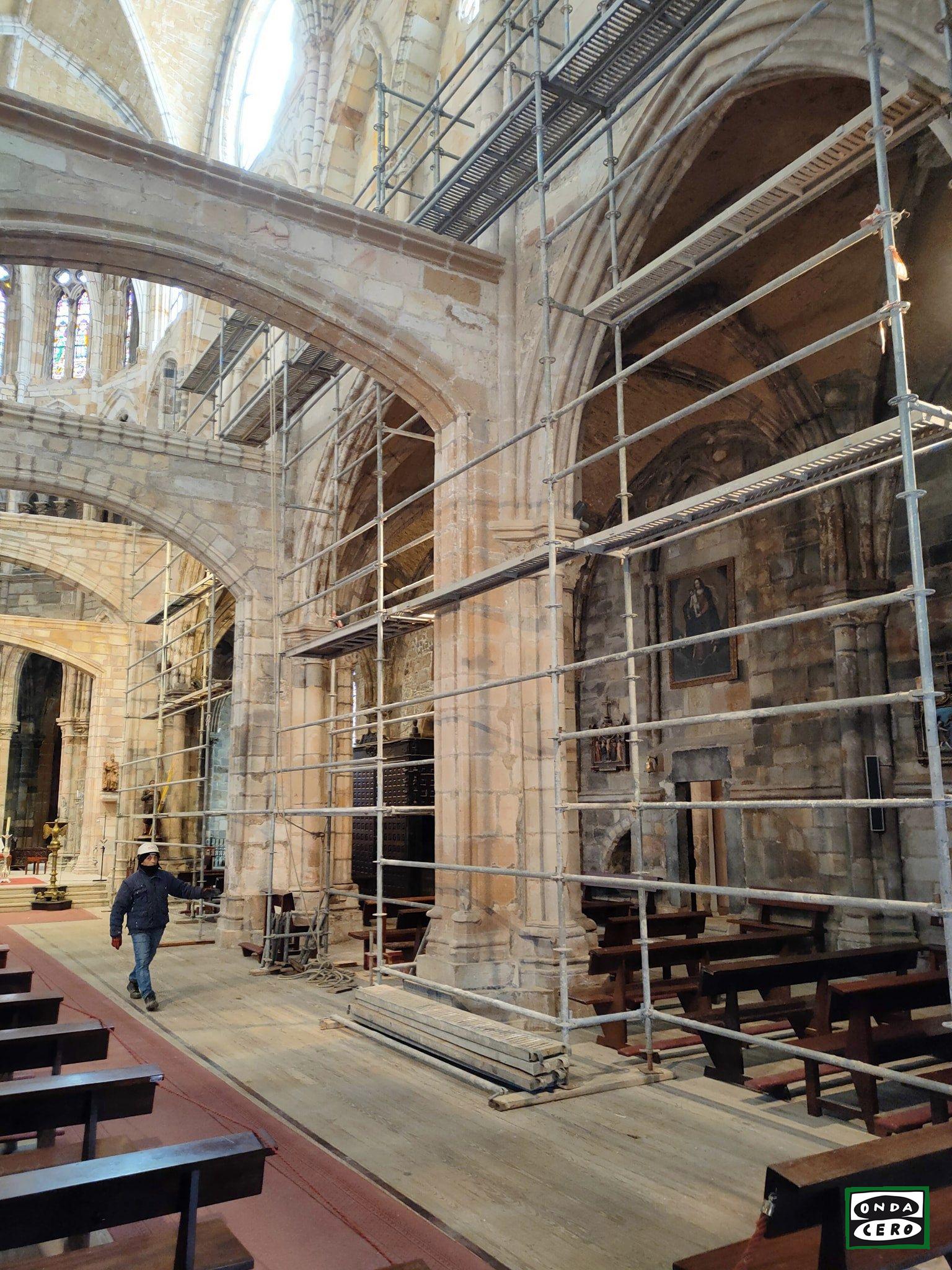 Pablo Zuloaga muestra su preocupación por el precario estado de las vidrieras de Santa María de Castro