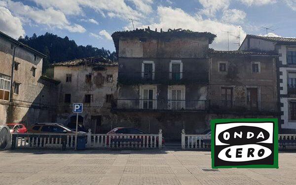 El alcalde de Otañes augura un «cambio drástico» del pueblo tras la rehabilitación de varias viviendas en ruina en la plaza