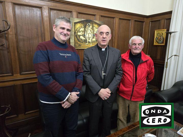 Avanzan las conversaciones de la Junta de Otañes y el Obispado para la rehabilitación de las casas en ruina de la plaza del pueblo