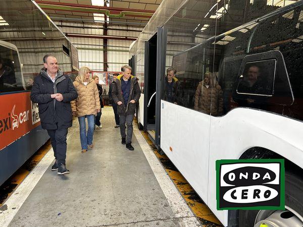 Visita de la alcaldesa y el concejal de movilidad de Castro a las instalaciones de Alsa Oviedo para ver el acabado de los nuevos autobuses