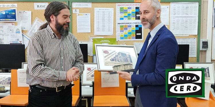 El consejero de Educación asiste a la inauguración de la exposición del centenario del edificio que alberga el instituto Ataúlfo Argenta de Castro Urdiales