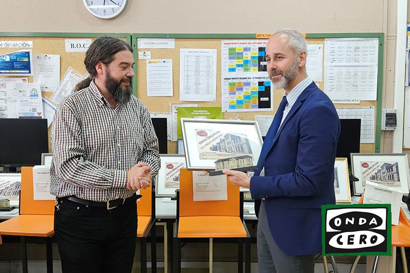 El consejero de Educación asiste a la inauguración de la exposición del centenario del edificio que alberga el instituto Ataúlfo Argenta de Castro Urdiales