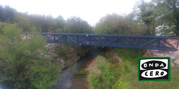 Colocada la pasarela del carril bici que unirá Brazomar y Sámano