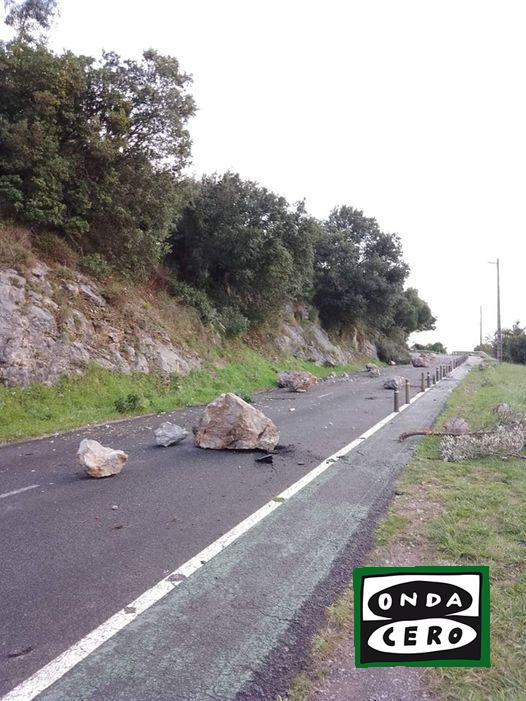 La alcaldesa de Castro declara la situación de emergencia por los desprendimientos de rocas en la carretera de acceso a Sonabia