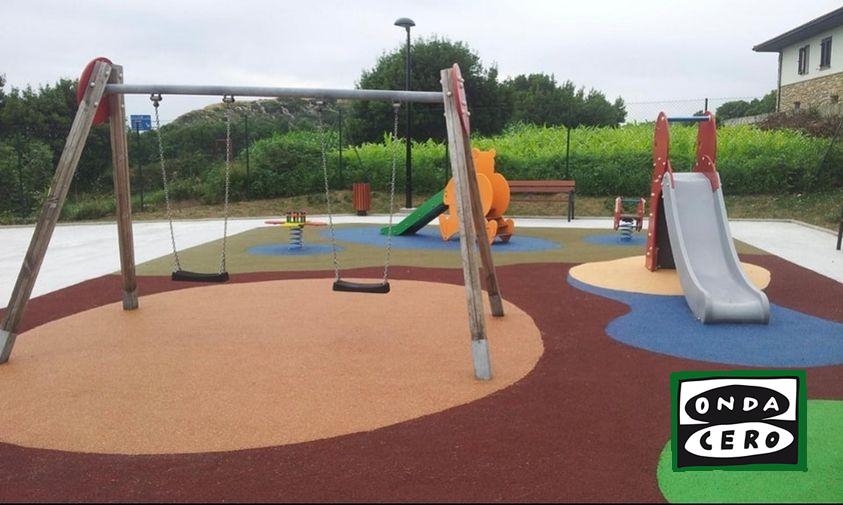 El Ayuntamiento de Castro adjudica los servicios de mantenimiento y reparación del parque infantil de Allendelagua