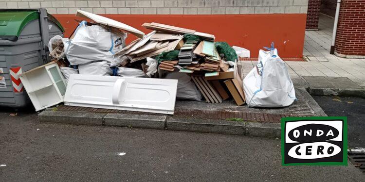 Investigación abierta para dar con los responsables de un nuevo vertido de escombros y materiales de construcción en la calle Cotolino de Castro Urdiales