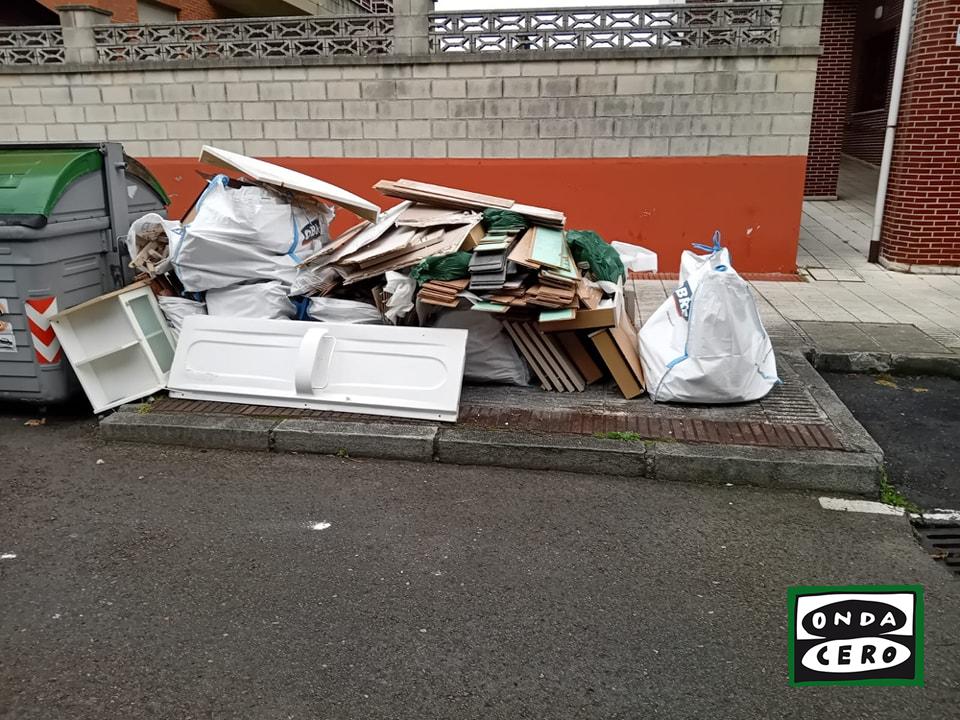 Investigación abierta para dar con los responsables de un nuevo vertido de escombros y materiales de construcción en la calle Cotolino de Castro Urdiales