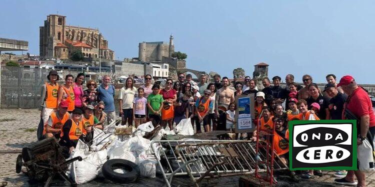 Recogidos del mar 1.584 kilos de basura y en tierra 3.200 colillas en la XXX Limpieza de la bahía de Castro Urdiales