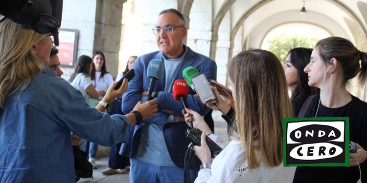 Enfermeras del Hospital de Laredo registran 7.000 firmas en el Parlamento regional para que vuelva a ponerse la tercera enfermera en el servicio de quirófano