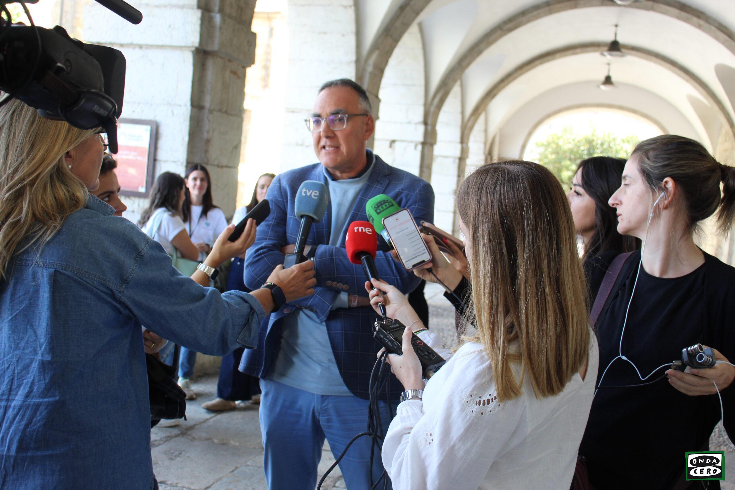 Enfermeras del Hospital de Laredo registran 7.000 firmas en el Parlamento regional para que vuelva a ponerse la tercera enfermera en el servicio de quirófano