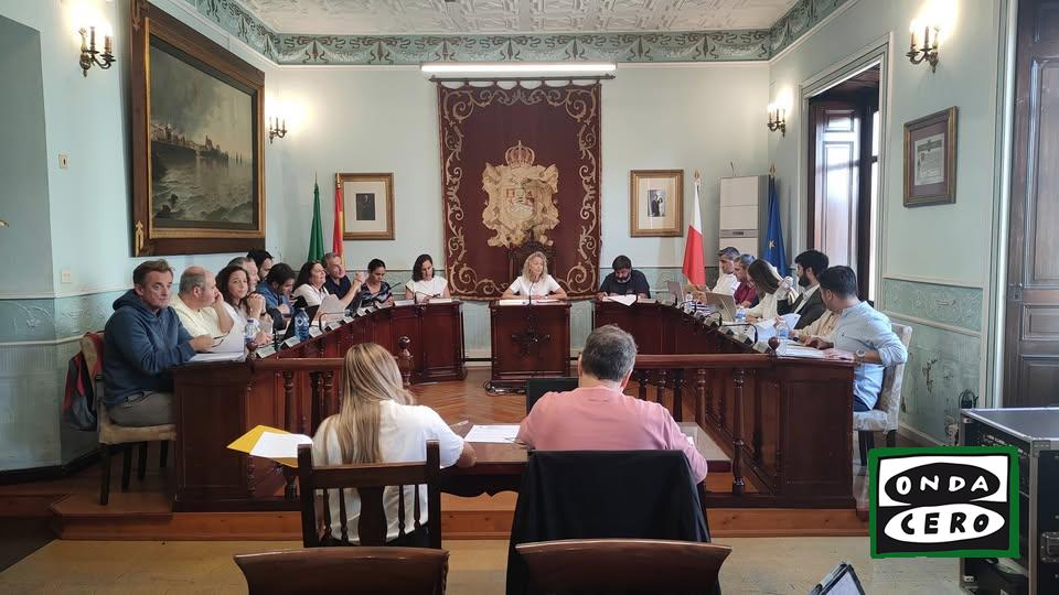 El Pleno de Castro aprueba la modificación de la ordenanza que regula la tasa del uso y servicio del mercado y la moción para iniciar la revisión del PGOU