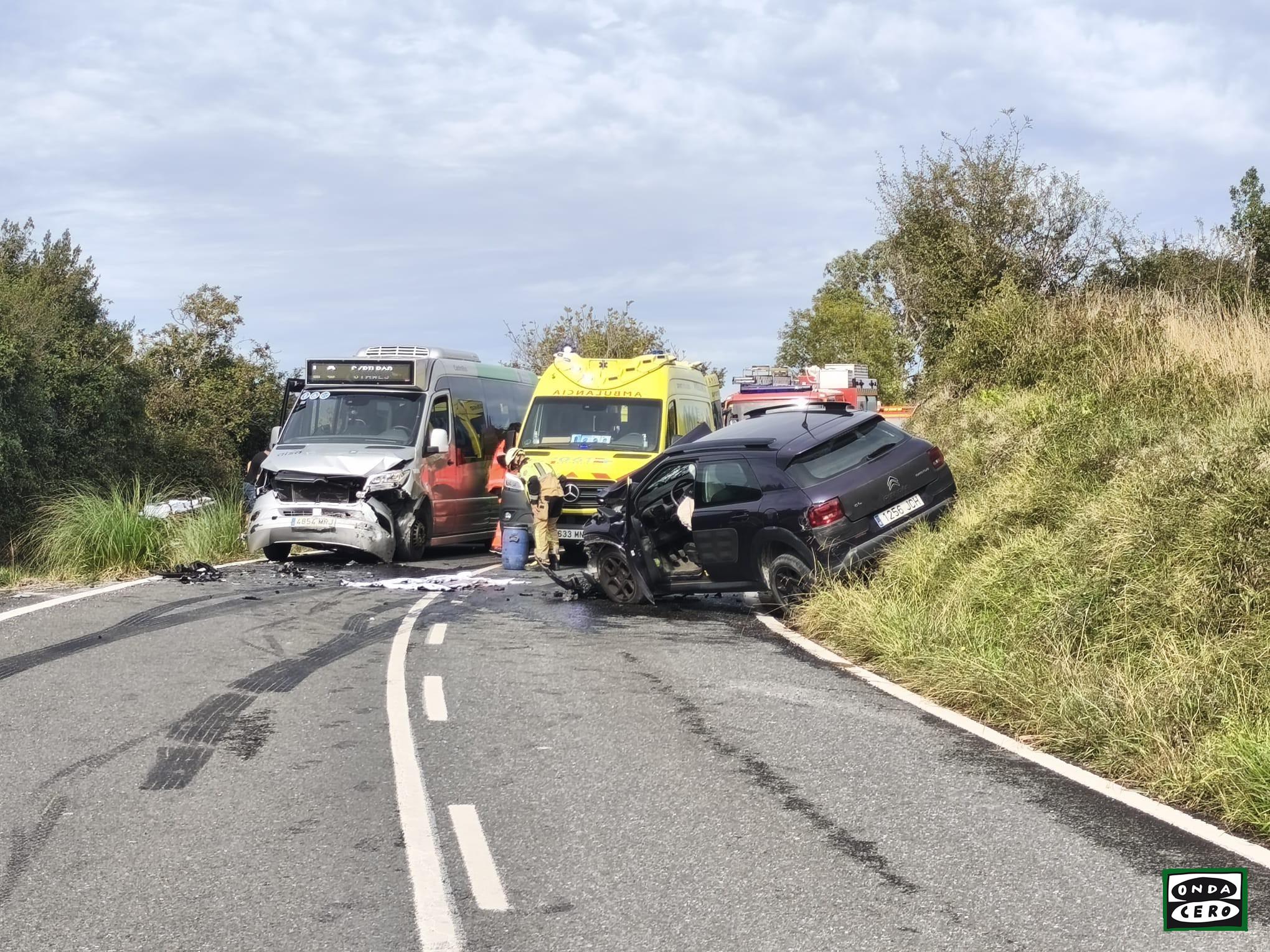Ocho heridos, dos de cierta gravedad y un bebé leve, tras el choque frontal en La Loma-Santullán entre el Castrobus y un vehículo cuyo conductor iba usando el teléfono móvil